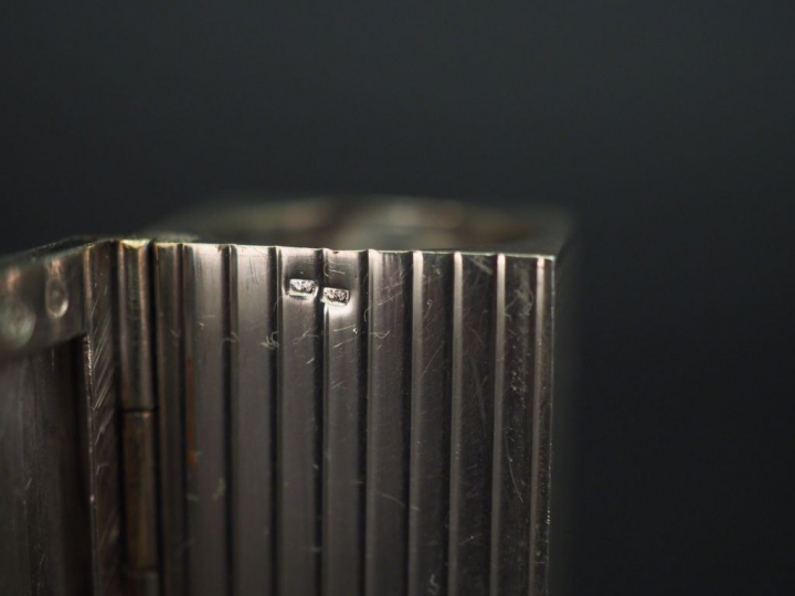 Ensemble comprenant :  - un étui à rouge à lèvre en argent 800, à déco