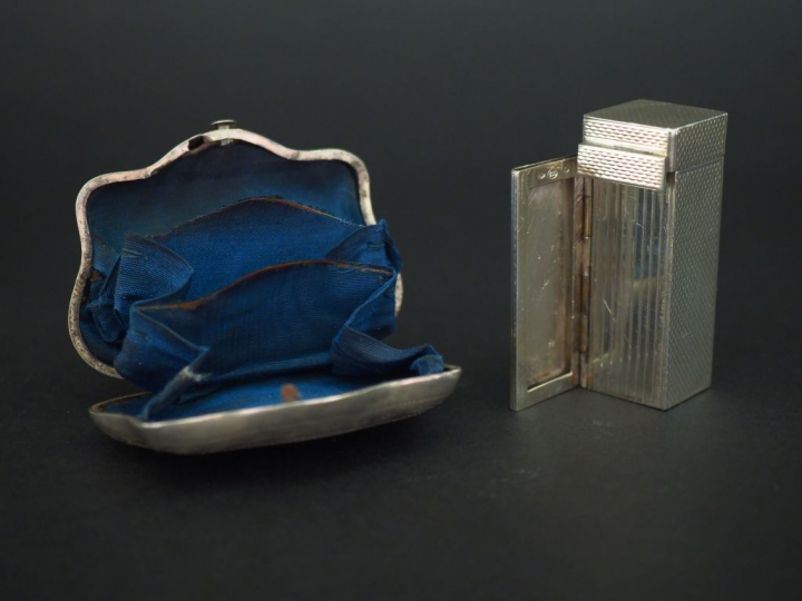 Ensemble comprenant :  - un étui à rouge à lèvre en argent 800, à déco