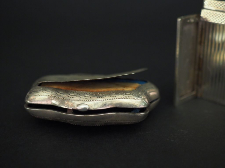 Ensemble comprenant :  - un étui à rouge à lèvre en argent 800, à déco