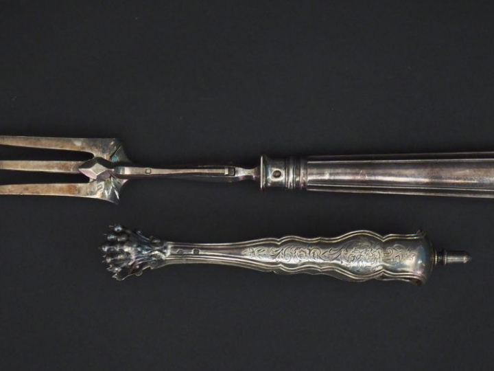 Ensemble comprenant :  - une pince à sucre en argent, poinçon Minerve,