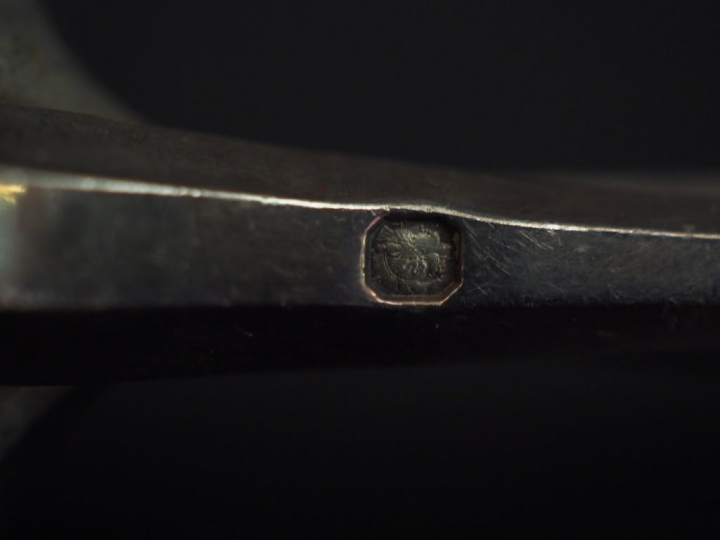 Ensemble comprenant :  - une pince à sucre en argent, poinçon Minerve,