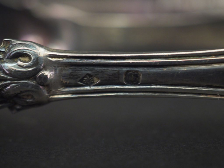 Ensemble comprenant :  - une pince à sucre en argent, poinçon Minerve,