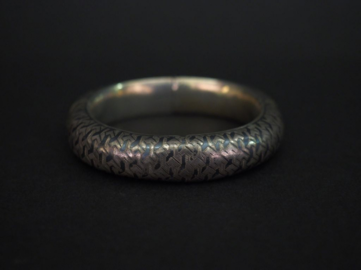 Bracelet en argent, à décor niellé et émaillé de motifs géométriques. 