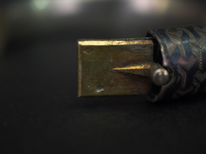 Bracelet en argent, à décor niellé et émaillé de motifs géométriques. 