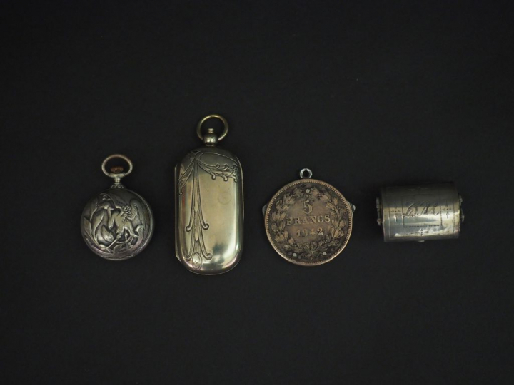 Ensemble comprenant :  - une petite boite en forme de coffre en argent