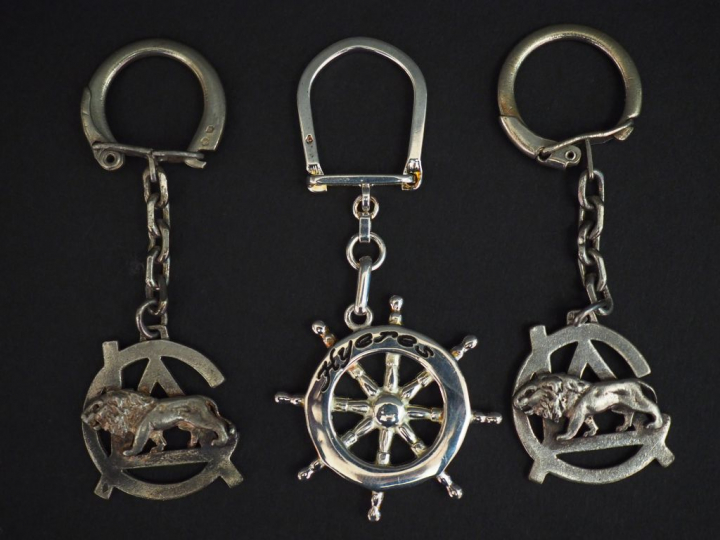 Ensemble comprenant trois différents porte-clés en argent.  Poids. 49 