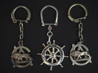 Vente aux enchères Ensemble comprenant trois différents porte-clés en argent.  Poids. 49 