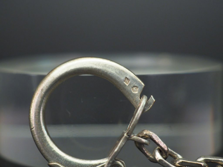 Ensemble comprenant trois différents porte-clés en argent.  Poids. 49 