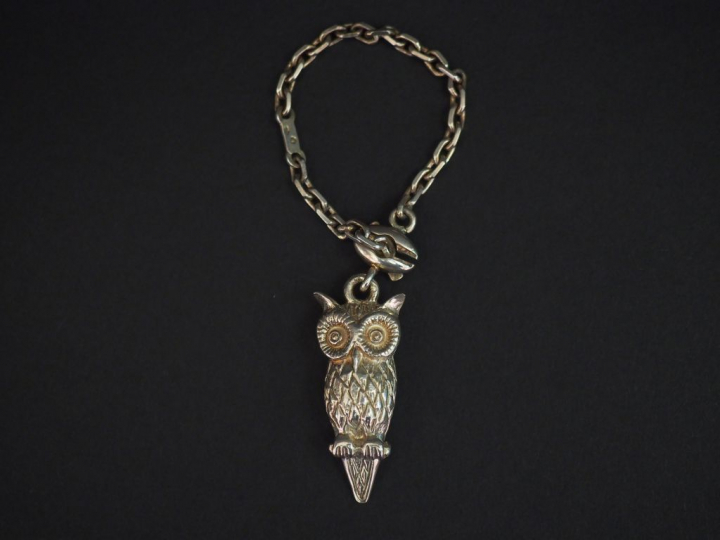 Bracelet d'enfant ou pendentif en argent, à décor d'une pendeloque en 