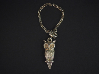 Vente aux enchères Bracelet d'enfant ou pendentif en argent, à décor d'une pendeloque en 