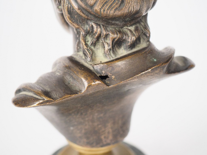 Sujet en bronze XIXème à patine brune, sur un socle en marbre gris tur