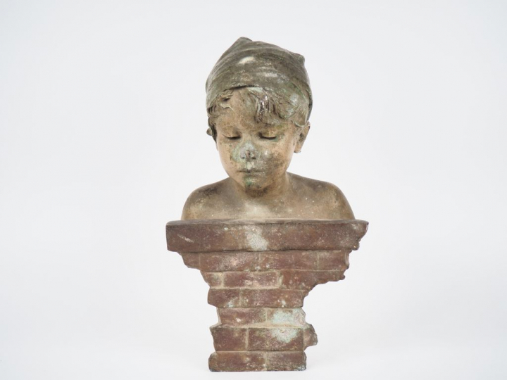 VILLANIS.  "le curieux" Sculpture en régule polychrome. Signée H. 38 c