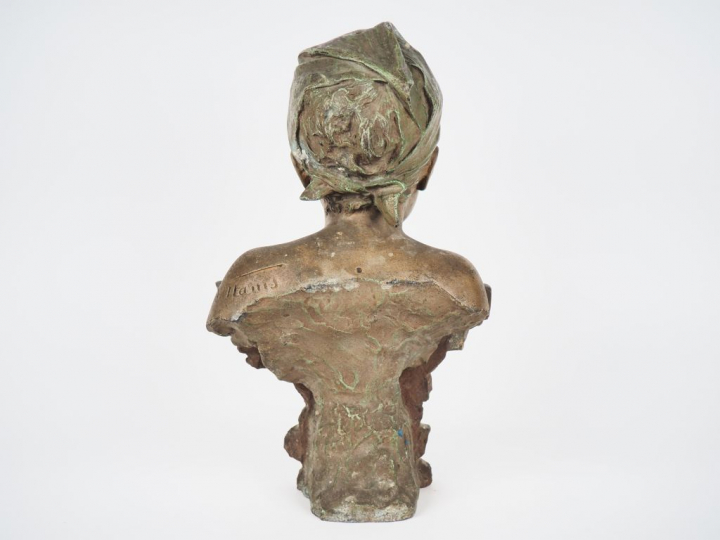 VILLANIS.  "le curieux" Sculpture en régule polychrome. Signée H. 38 c