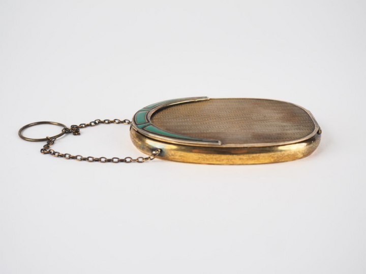 Minaudière Art Déco en vermeil et émaux polychromes. (manque le pousso