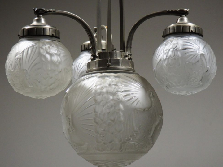 MULLER FRERES à Lunéville. Lustre Art Déco en verre et métal éclairant