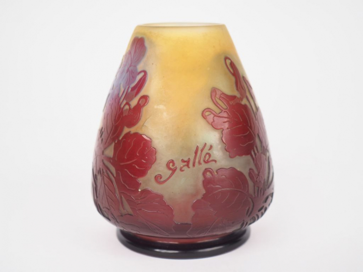 GALLE. Vase piriforme en verre à décor gravé en camée et à l'acide de 
