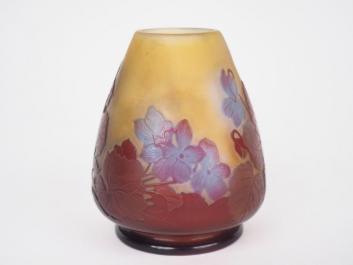 GALLE. Vase piriforme en verre à décor gravé en camée et à l'acide de 