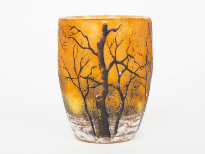 DAUM. Vase miniature en verre à décor émaillé et polychrome de paysage