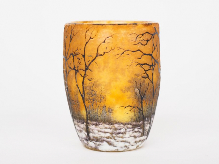 DAUM. Vase miniature en verre à décor émaillé et polychrome de paysage