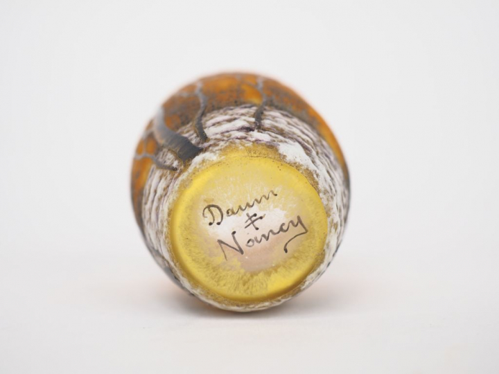 DAUM. Vase miniature en verre à décor émaillé et polychrome de paysage