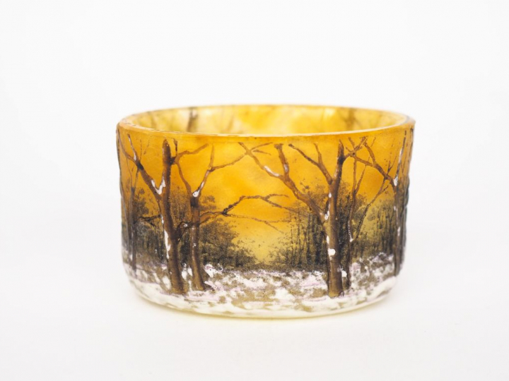 DAUM. Vase miniature en verre à décor émaillé et polychrome de paysage