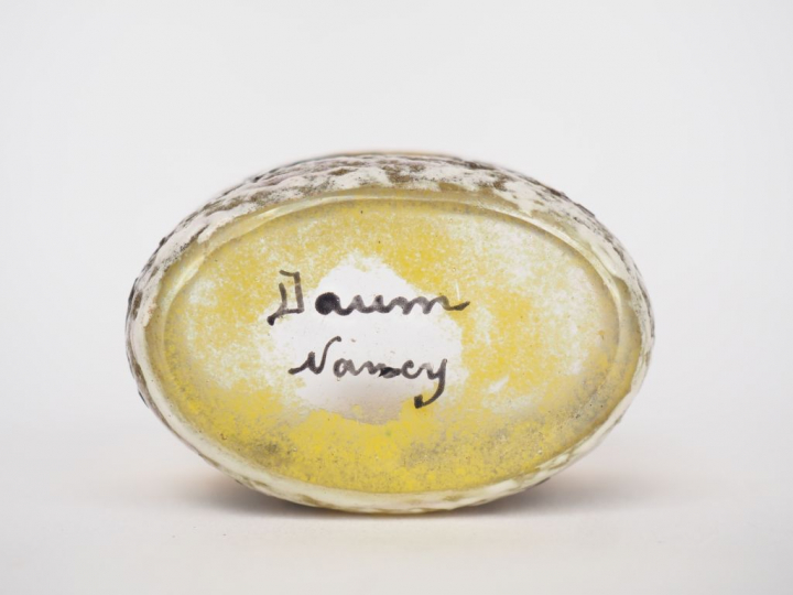 DAUM. Vase miniature en verre à décor émaillé et polychrome de paysage