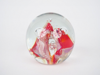 Vente aux enchères Robert PIERINI.  Boule sulfure en verre polychrome. Signée. H. 10 cm