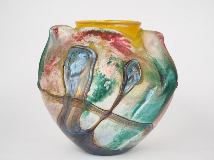 Jean Claude NOVARO. Grand vase ovoide en verre polychrome. Signé et da