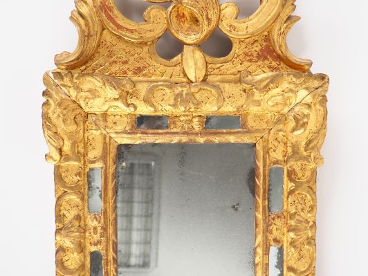 Petit miroir à glacillons XVIIIème en bois sculpté et doré surmonté d'