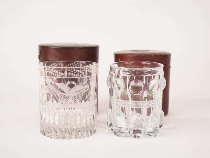 2 différents verres de cure XIXème dans leur étui en cuir.