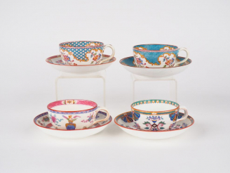 Vente aux enchères Suite de 4 tasses et sous tasses en céramique polychrome de Minton. (m