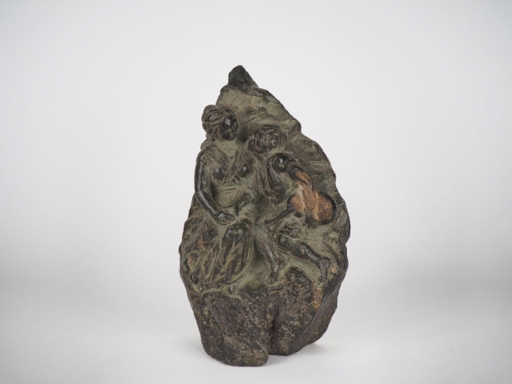 Pierre sculptée XIXème figurant une jeune femme et un joueur de cornem