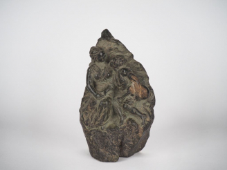 Vente aux enchères Pierre sculptée XIXème figurant une jeune femme et un joueur de cornem