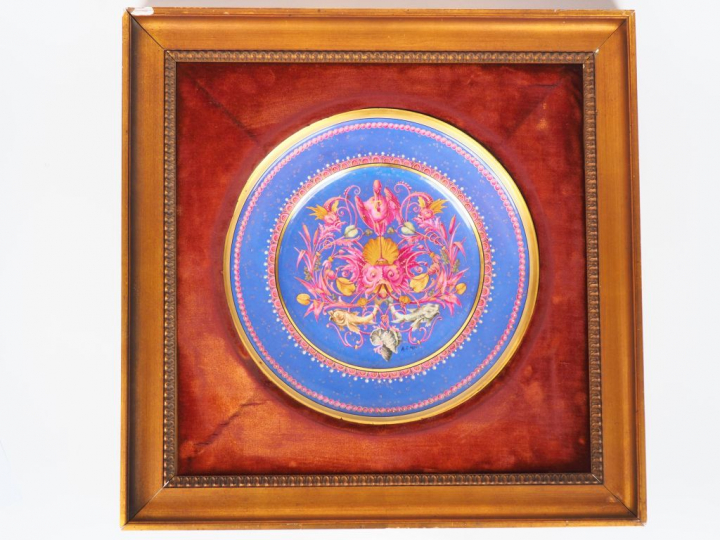Grand plat circulaire en porcelaine polychrome de Limoges à décor de f