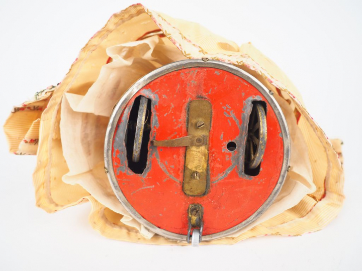Poupée mécanique, tête porcelaine. H. 29 cm (usures et accidents à la 