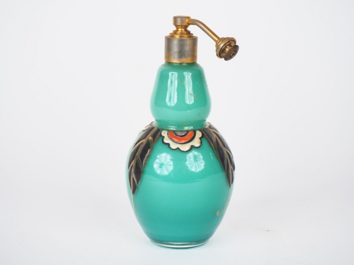 Vaporisateur Art Déco en opaline verte et émail polychrome à décor de 