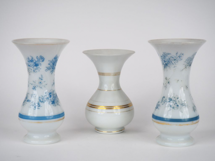 Paire de vases cornet sur piédouche en opaline blanche, à décor de fle