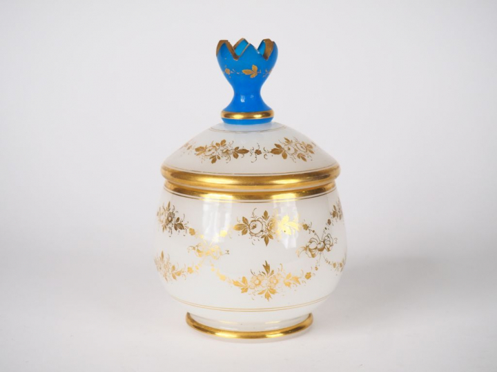 Bonbonnière XIXème en opaline blanche et bleue à décor doré de fleurs 