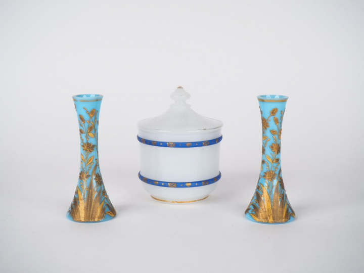 Paire de vases soliflores en opaline bleue et émail doré, à décor de f
