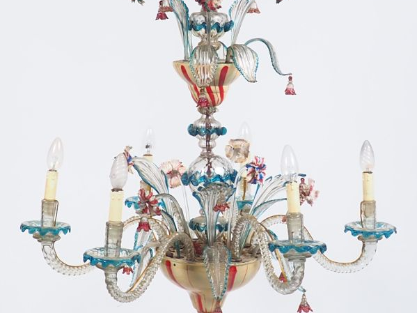 Lustre en verre polychrome de Venise éclairant à six lumières. (accide