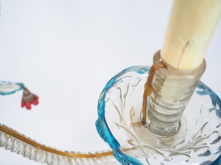 Lustre en verre polychrome de Venise éclairant à six lumières. (accide