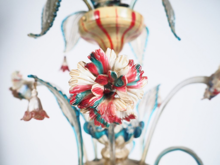 Lustre en verre polychrome de Venise éclairant à six lumières. (accide