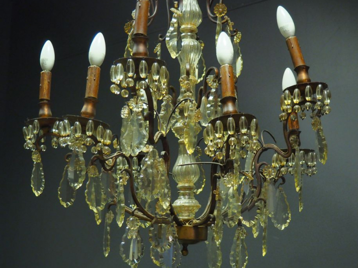 Lustre à pampilles éclairant à huit lumières.