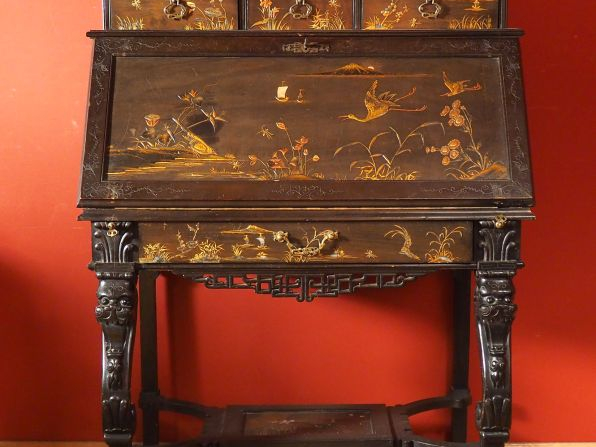 Bureau de pente à abattant de style Extreme Orient à décor laqué de pa