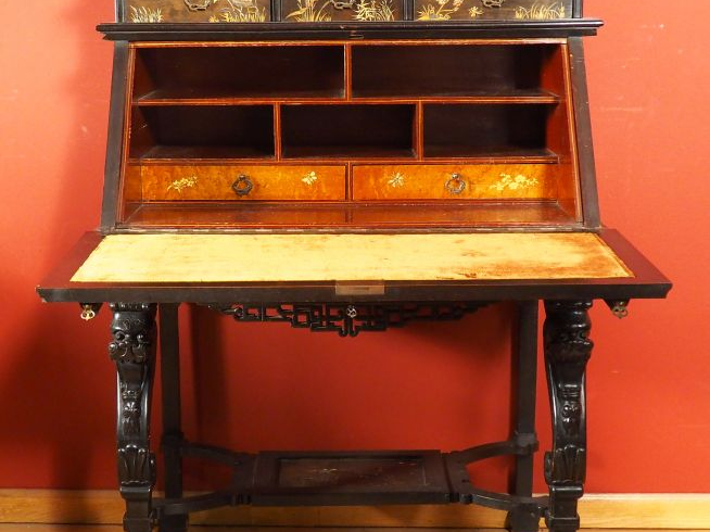 Bureau de pente à abattant de style Extreme Orient à décor laqué de pa