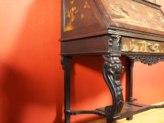 Bureau de pente à abattant de style Extreme Orient à décor laqué de pa