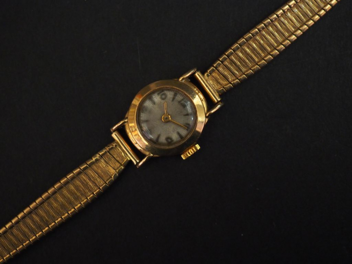 Montre bracelet de dame, boiter et bracelet or jaune.  Cadran rond à c