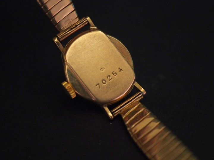 Montre bracelet de dame, boiter et bracelet or jaune.  Cadran rond à c