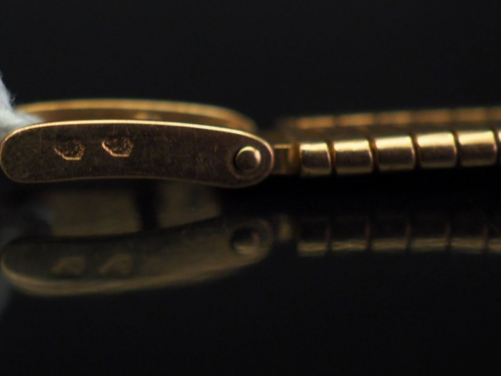 Montre bracelet de dame, boiter et bracelet or jaune.  Cadran rond à c