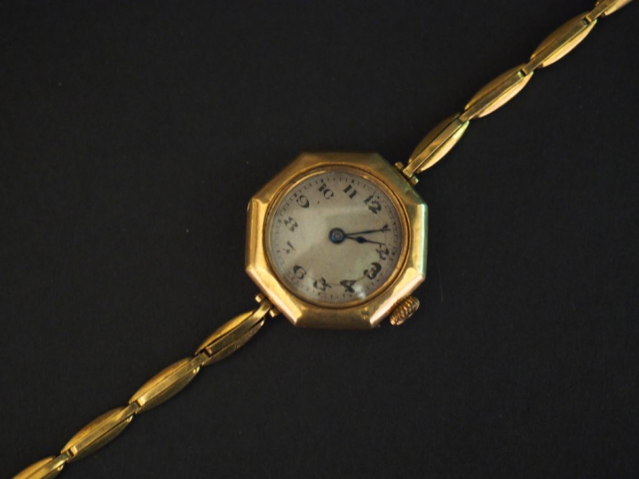 Montre bracelet de dame, boitier et bracelet en or jaune.  Cadran octo